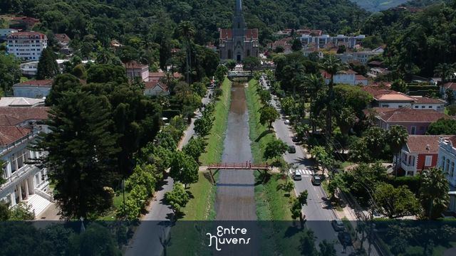 Catedral São Pedro de Alcântara e a Avenida Koeler em Petrópolis