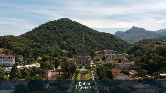 Catedral São Pedro de Alcântara e a Avenida Koeler em Petrópolis