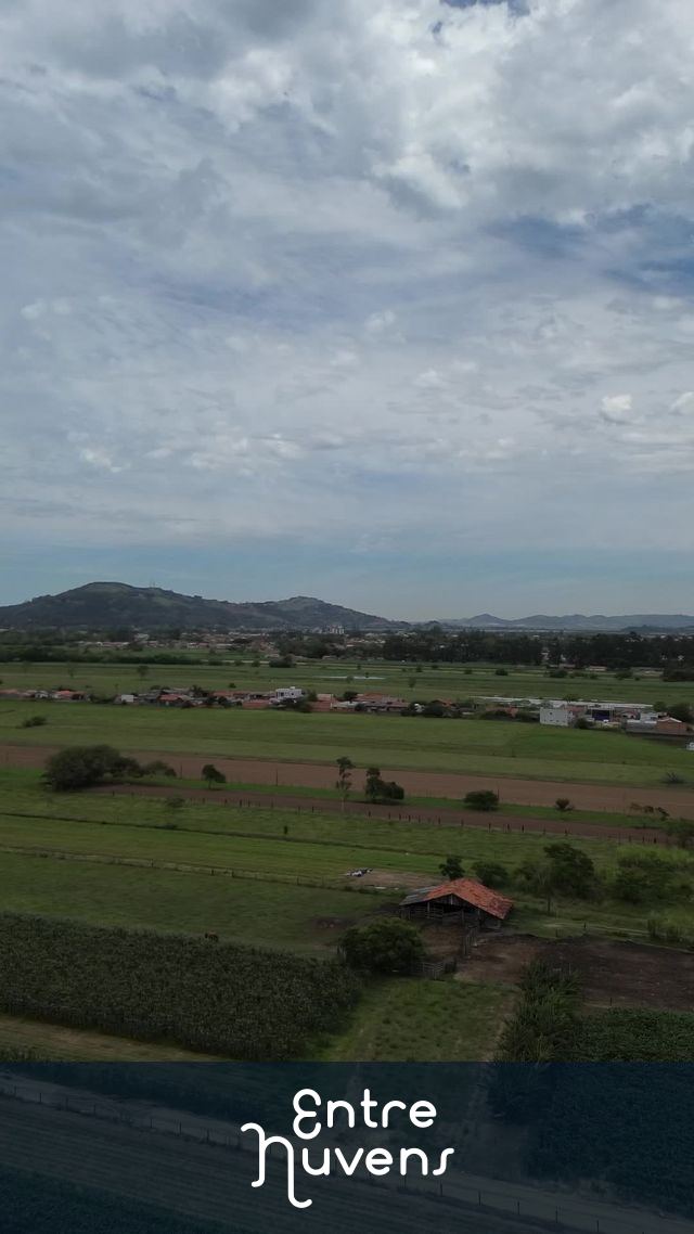 Celeiro isolado em paisagem rural extensa — vídeo aéreo de Tubarão