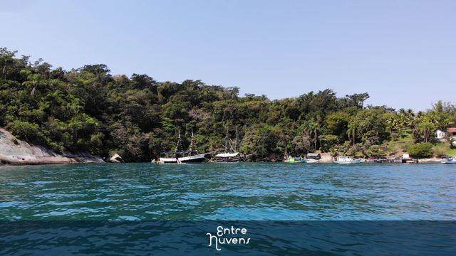 Cena com Diversos Barcos e Pessoas — vídeo aéreo de Paraty