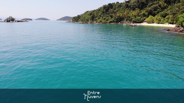Cena de Barco e Mar — vídeo aéreo de Paraty