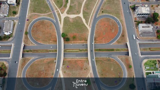 Centro de brasilia. Cruzamento da asa sul com a asa norte. W3sul a w3 norte. — vídeo aéreo de Brasília
