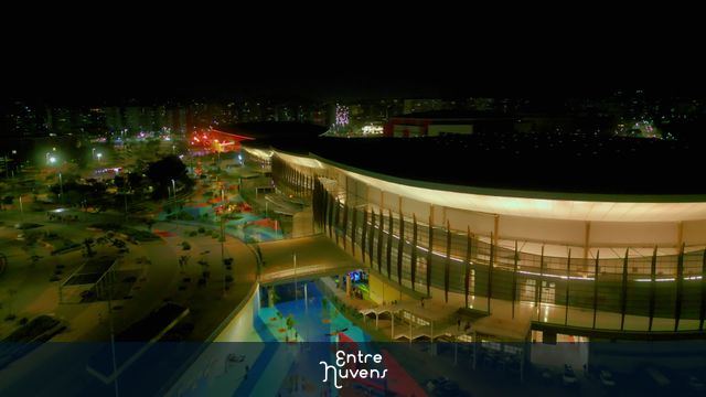 Centro de Convenções iluminado à noite