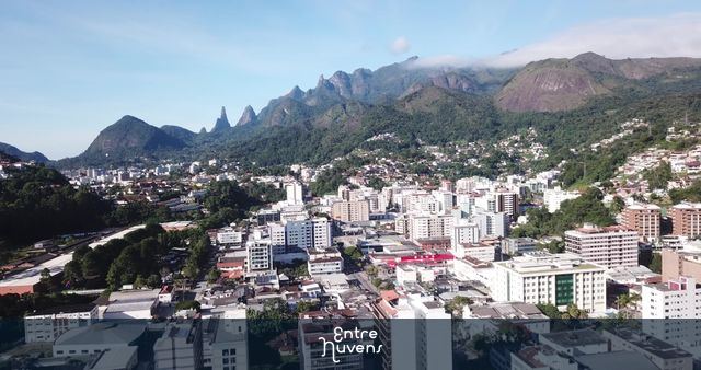 Centro de Teresópolis com Serra dos Órgãos ao fundo