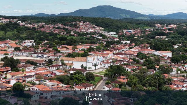 Centro histórico com igreja e vista das montanhas — vídeo aéreo de Pirenópolis
