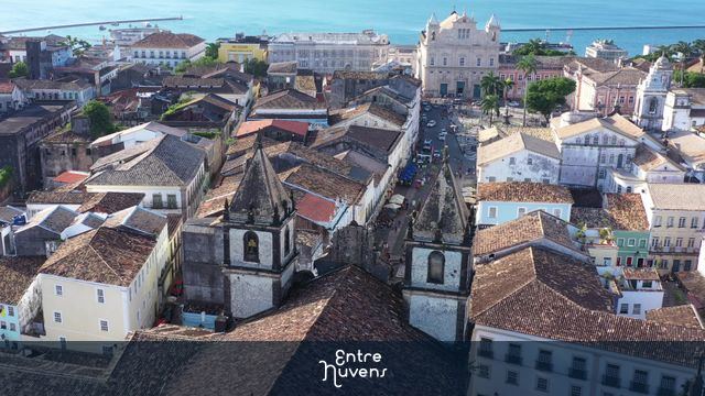 Centro histórico de Salvador com vista para o mar