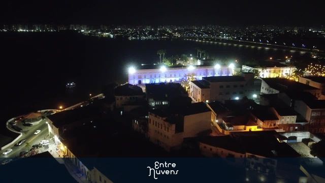 Centro histórico iluminado à beira-rio à noite