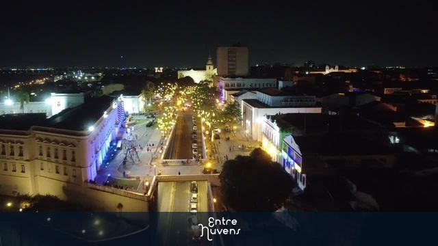 Centro histórico iluminado à noite — vídeo aéreo de São Luís