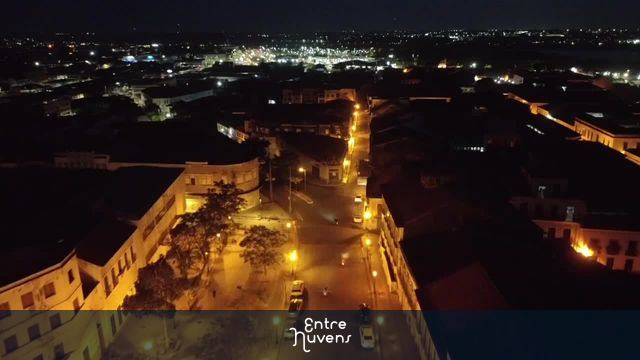 Centro histórico iluminado à noite