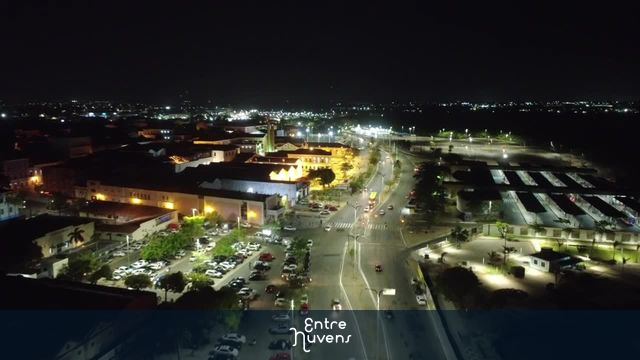 Centro iluminado com avenida movimentada à noite — vídeo aéreo de São Luís