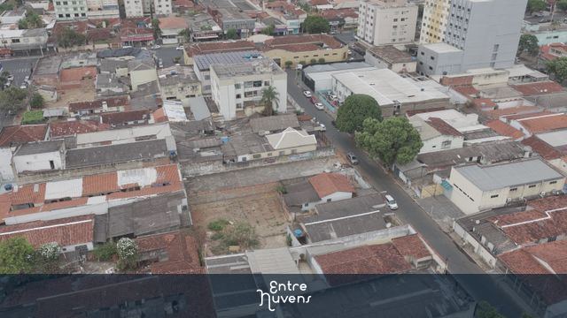 Centro urbano com casario e prédios baixos — vídeo aéreo de Goiânia