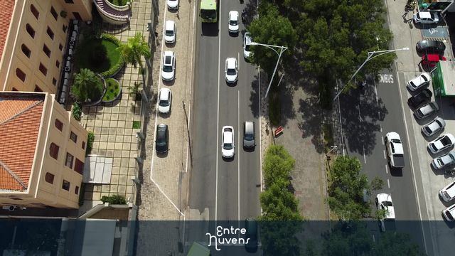 Centro urbano com intenso trânsito — vídeo aéreo de Teresina