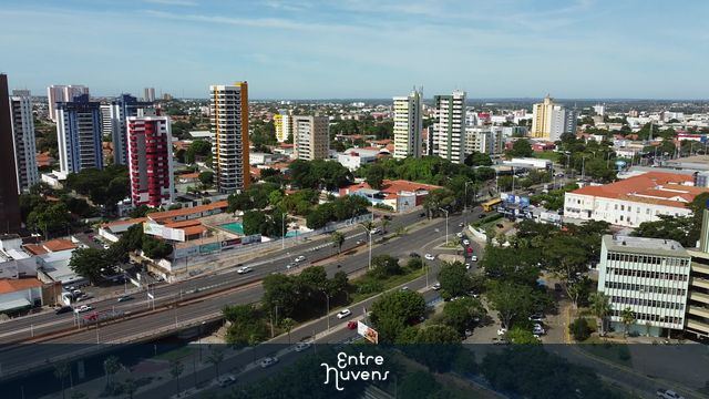 Centro urbano com trânsito