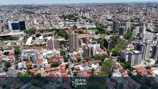 Centro urbano de Belo Horizonte com arranha-céus e áreas verdes