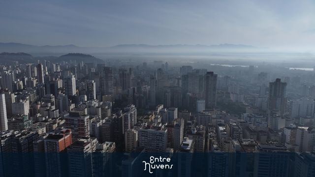 Centro urbano e arranha-céus ao amanhecer