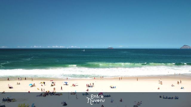 Céu azul na praia do Leme - 4K — vídeo aéreo de Rio de Janeiro