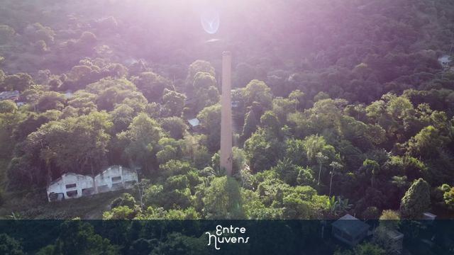 Chaminé de fábrica antiga — vídeo aéreo de Magé