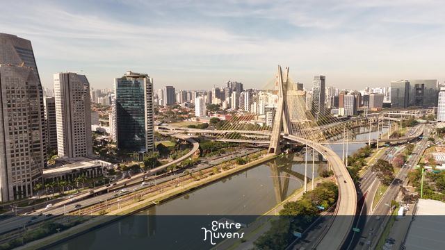 Chegada Ponte Estaiada Marg Pinheiros — vídeo aéreo de São Paulo