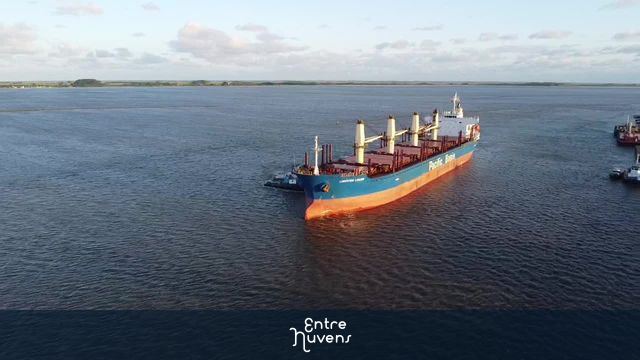 Chegando navio no Porto da cidade de Rio Grande 