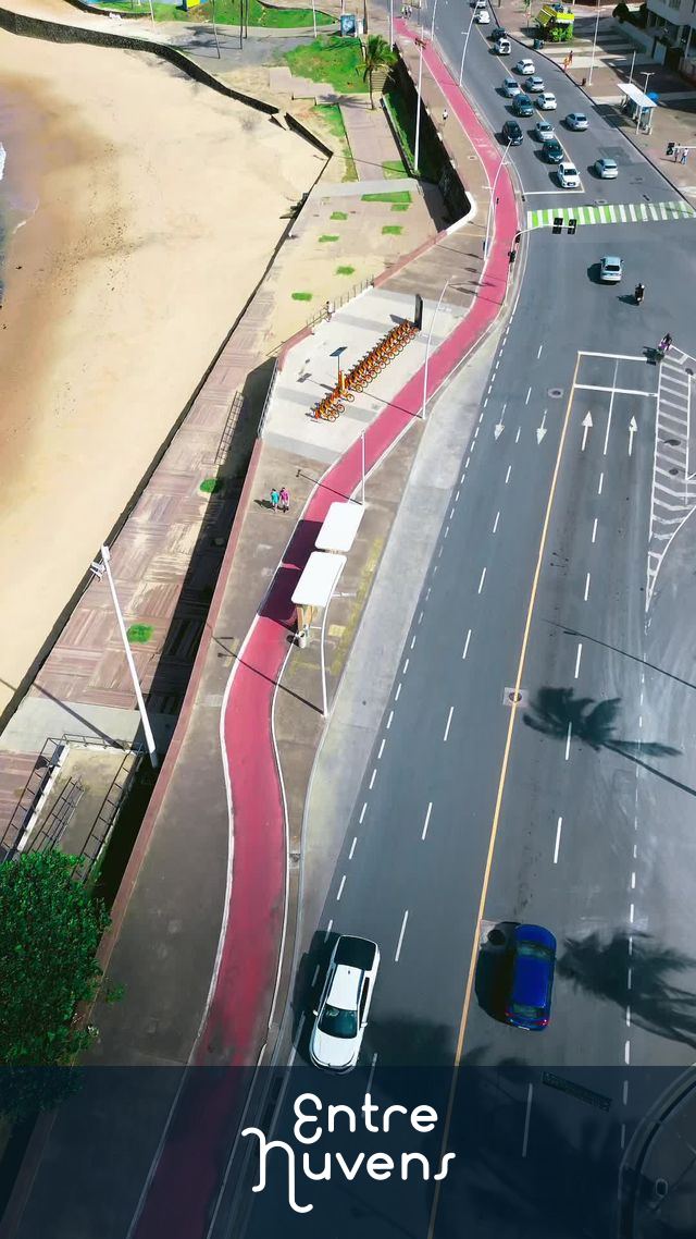 Ciclovia à beira-mar em avenida movimentada