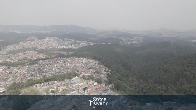Cidade ao lado de extensa área de mata — vídeo aéreo de Caieiras
