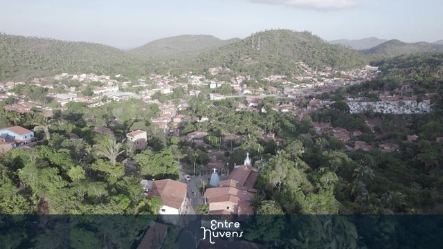 Cidade cercada por morros e mata verde — vídeo aéreo de Meruoca