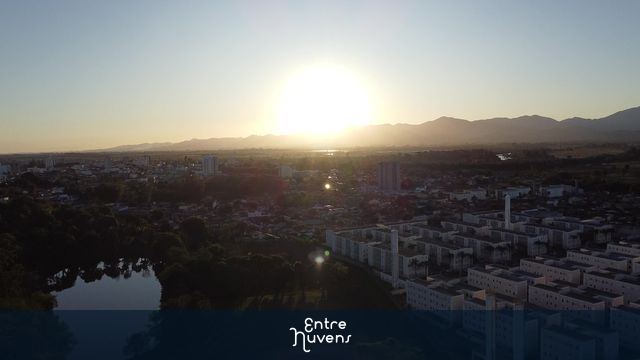 Cidade com por do sol - Sem edição