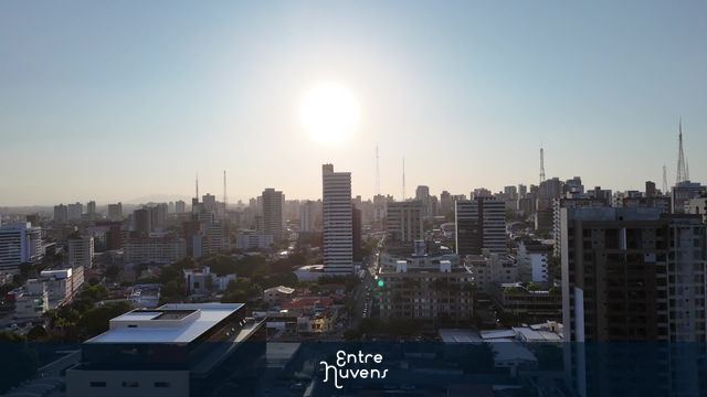 Cidade e por do sol