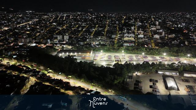 Cidade grande a noite com grande usina de beneficiamento de ferro e aço  — vídeo aéreo de Belo Horizonte