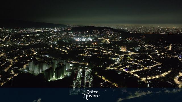 Cidade iluminada vista aérea noturna