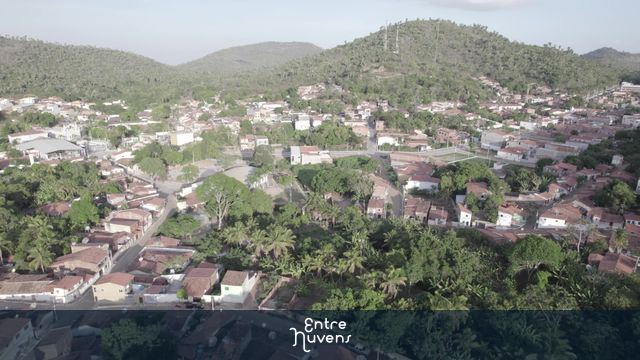 Cidade pequena cercada por morros verdes — vídeo aéreo de Meruoca