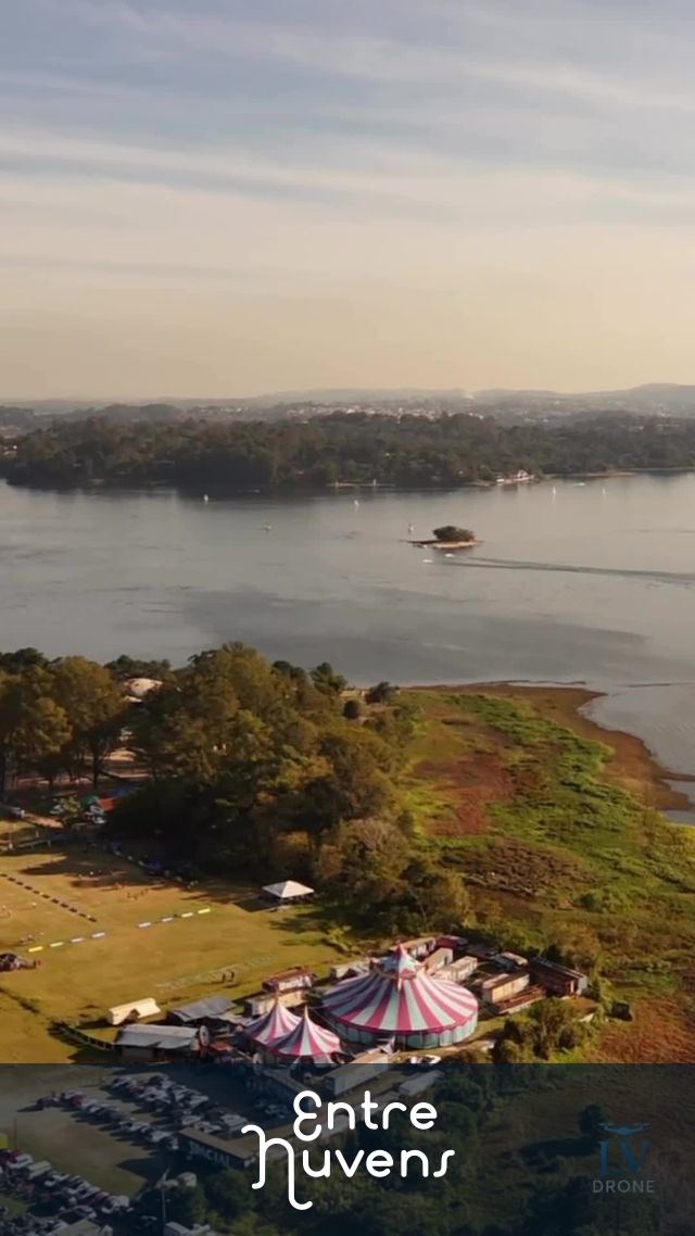 Circo à beira da represa em dia ensolarado