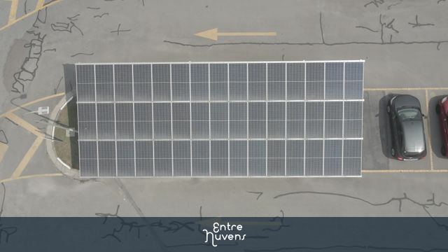 Cobertura solar em estacionamento urbano — vídeo aéreo de São Paulo