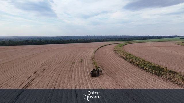 Colheita mecanizada de cana-de-açúcar com colheitadeira e trator – vista aérea com drone 4K — vídeo aéreo de Campo Mourão