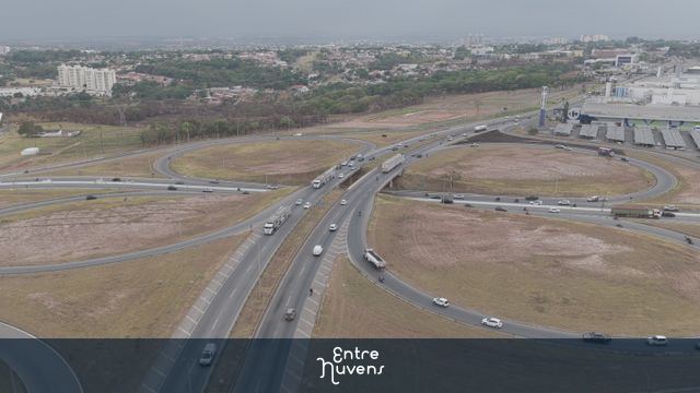 Complexo Viário em Rotatória Urbana — vídeo aéreo de Goiânia