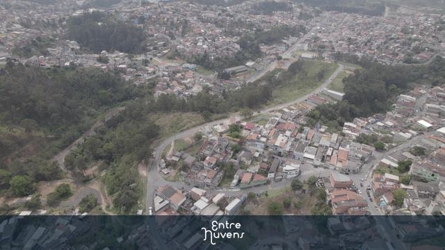 Comunidade urbana cercada por área verde — vídeo aéreo de Caieiras