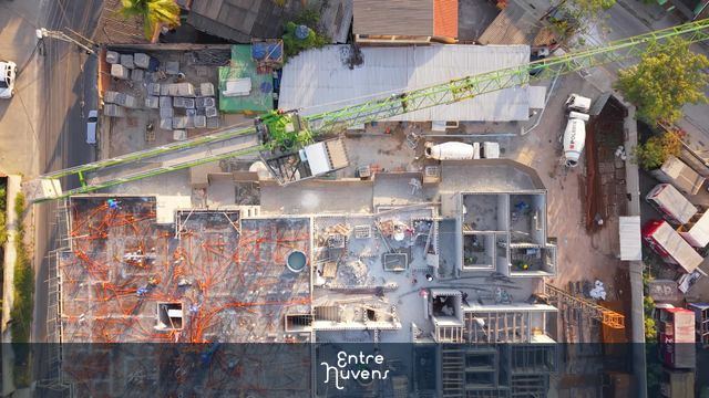 Construção de edifício com grua em operação — vídeo aéreo de Duque de Caxias