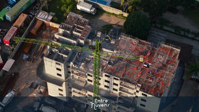 Construção de edifício com guindaste central — vídeo aéreo de Duque de Caxias