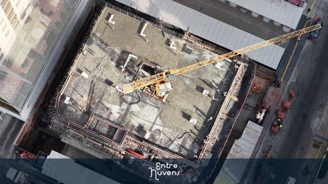 Construção de edifício com guindaste central