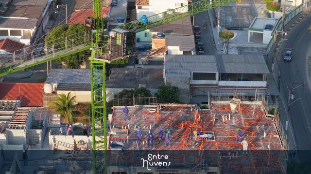 Construção de Prédio com Guindaste Verde — vídeo aéreo de Duque de Caxias