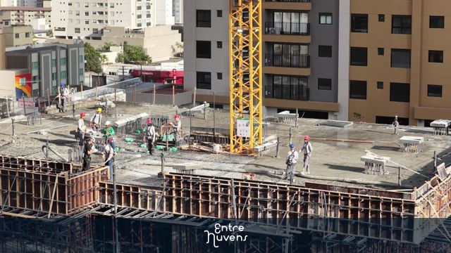 Construção de prédio com trabalhadores e guindaste