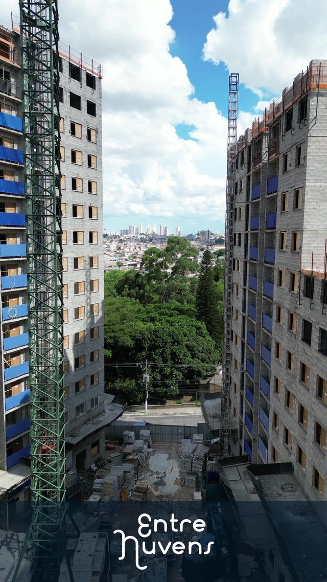 Construção de Prédio com Vista Urbana