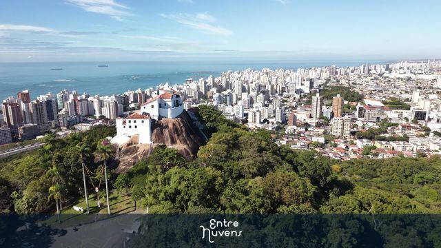 Convento da Penha sobre a Mata Atlântica com vista para o mar de Vila Velha – Espírito Santo