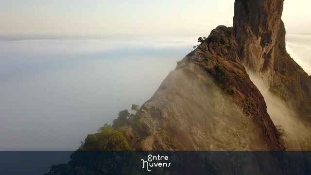 Corredores de montanha no top da pedra do bauzinho em manhã com névoa. 