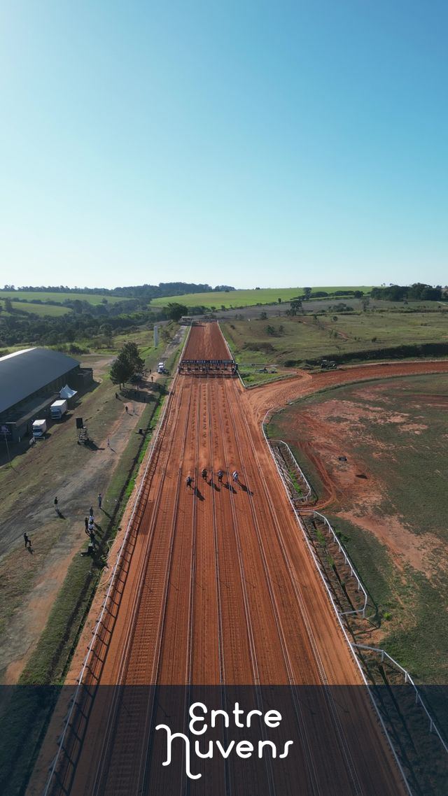 Corrida de cavalos em pista de terra vermelha