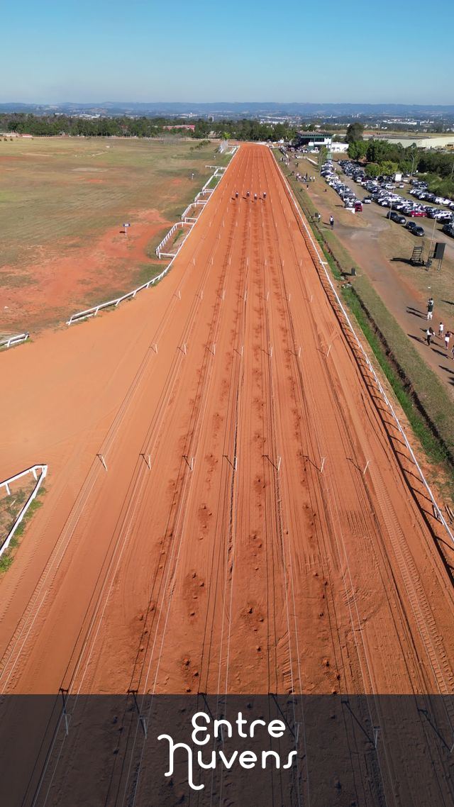 Corrida de cavalos em pista de terra vermelha