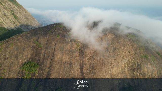 Costão de Itacoatiara com névoa  — vídeo aéreo de Niterói