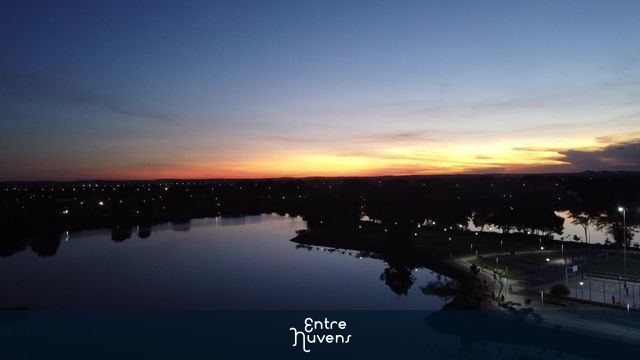 crepúsculo no lago — vídeo aéreo de Teresina