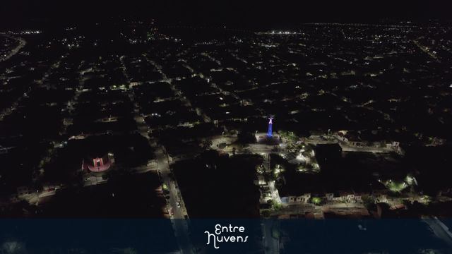 Cristo iluminado destaca-se na cidade à noite — vídeo aéreo de Sobral