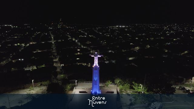 Cristo iluminado domina a noite urbana — vídeo aéreo de Sobral